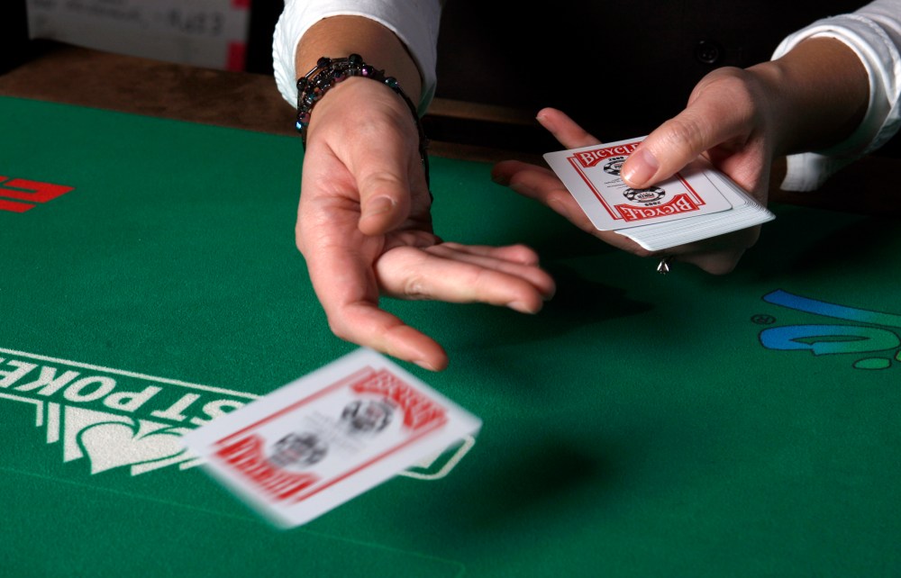 Giải vô địch người chơi PokerStars: chuyên nghiệp làm choáng váng các nhà bình luận bằng cách bỏ bài
