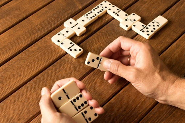 Cách chơi domino: Hướng dẫn cơ bản cho 2-4 người chơi - Fptshop.com.vn