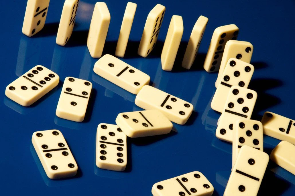 Cách chơi domino: Hướng dẫn cơ bản cho 2-4 người chơi - Fptshop.com.vn